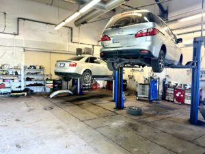 Autoservise Šiauliuose taisomas automobilis